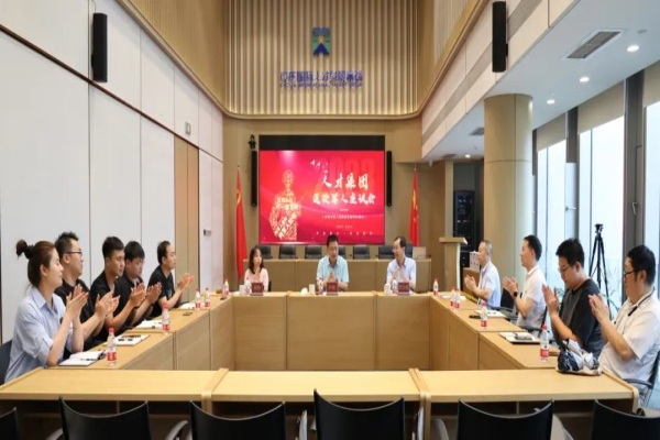 ��ׯ��8���ʼ��ŵ�ί��֯��չ��������̸ο�ʻ